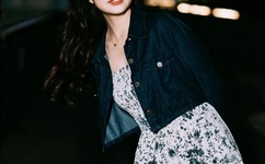 往下边塞水果后吸出来视频